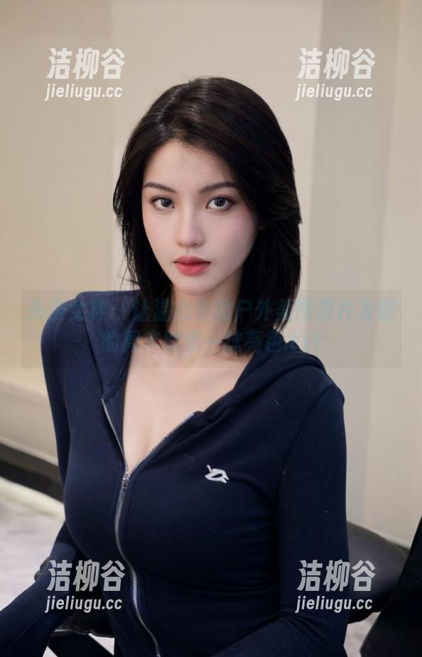 头条女神 - 让温心怡的户外美图照片为你的周末增添一抹亮色.txt