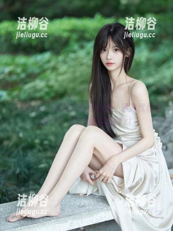 头条女神 - 筱溪内衣作品集：精选优雅曲线与艺术视角的结合.txt