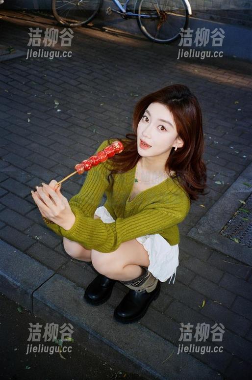 头条女神 - 追寻蔡楠空姐的美丽，在线写真带你领略高空的时尚风采！.txt
