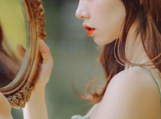 头条女神 - 看阿依努尔瓦娅如何用JK风格诠释她的写真作品，令人惊艳不已！.txt