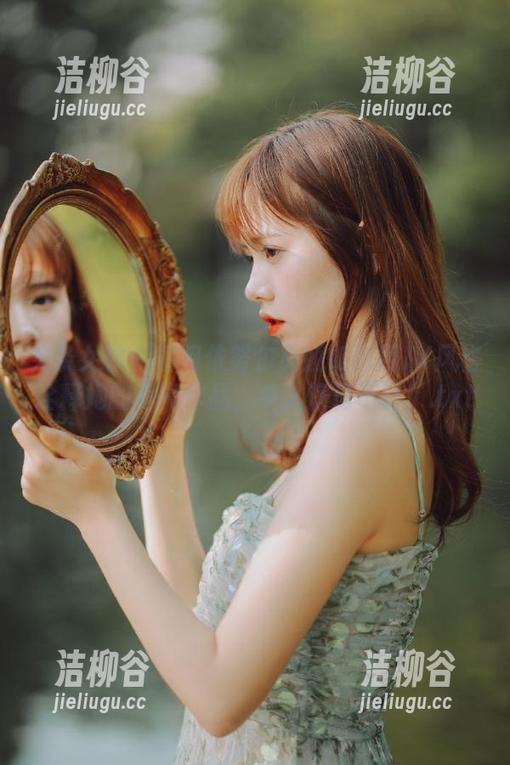 头条女神 - 看阿依努尔瓦娅如何用JK风格诠释她的写真作品，令人惊艳不已！.txt