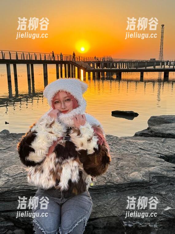 奇行家狗崽带来《肉丝》高清壁纸，沉浸在唯美瞬间的浪漫中.txt
