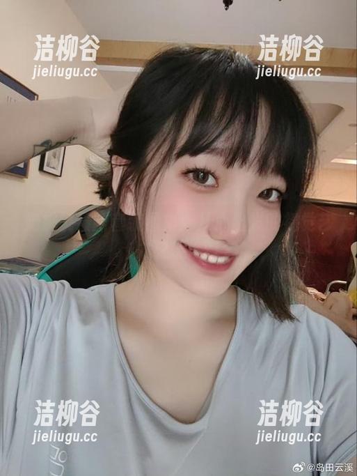 奶桃桃 奶桃桃最新套装图集:从心出发的视觉艺术之旅.txt