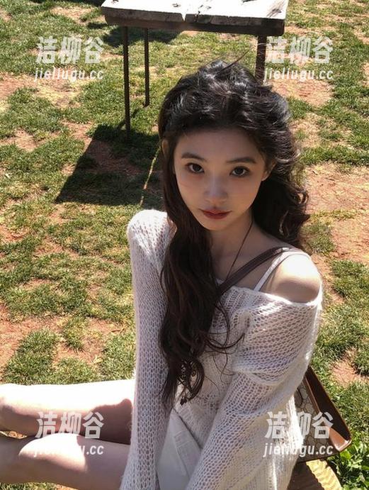 学妹加速跑 - 视觉盛宴：九九浅蓝连衣裙写真合集最新更新，带你走入她的世界！.txt