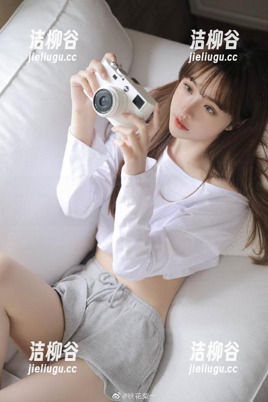 学妹加速跑 - 发现小冉：白丝写真图册中的无限可能，感受她的独特个性.txt