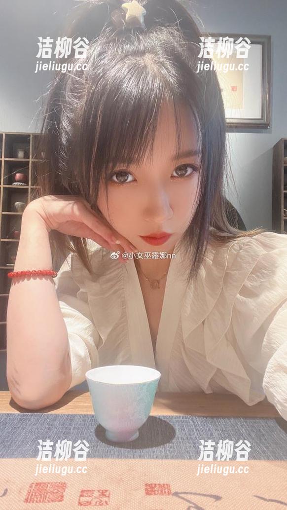 小女巫露娜的秘密Cos图册：从梦幻到现实，她如何演绎每一个角色的魅力.txt