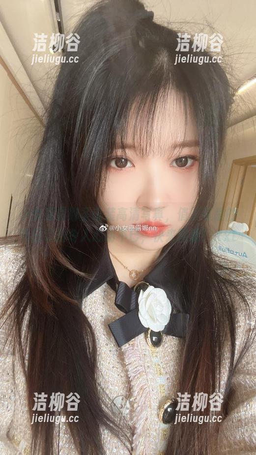 小女巫露娜圣诞装高清写真，俏皮可爱的节日装扮令人心动不已，快来围观！.txt