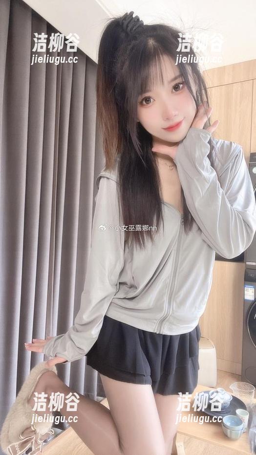 办公室中的高清原图：小女巫露娜展现不一样的工作与魅力风格.txt