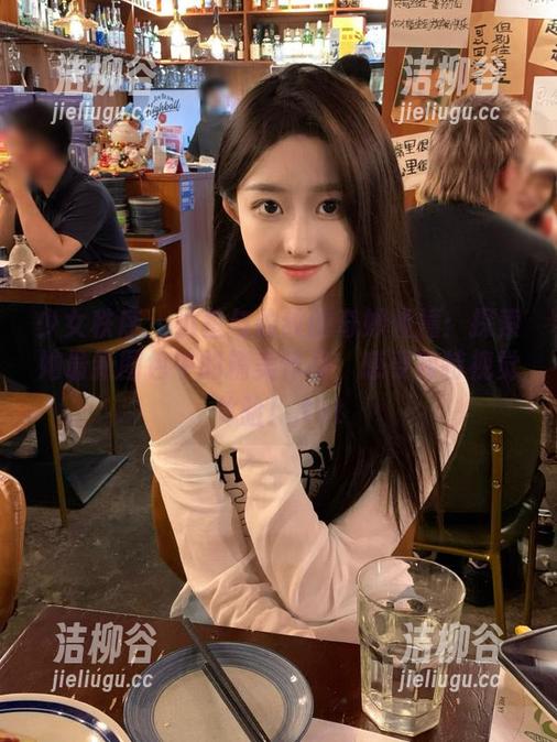 少女秩序 - 小鱼与豹纹的奇妙碰撞：探索她最新图包中的精美作品，感受独特视觉体验！.txt