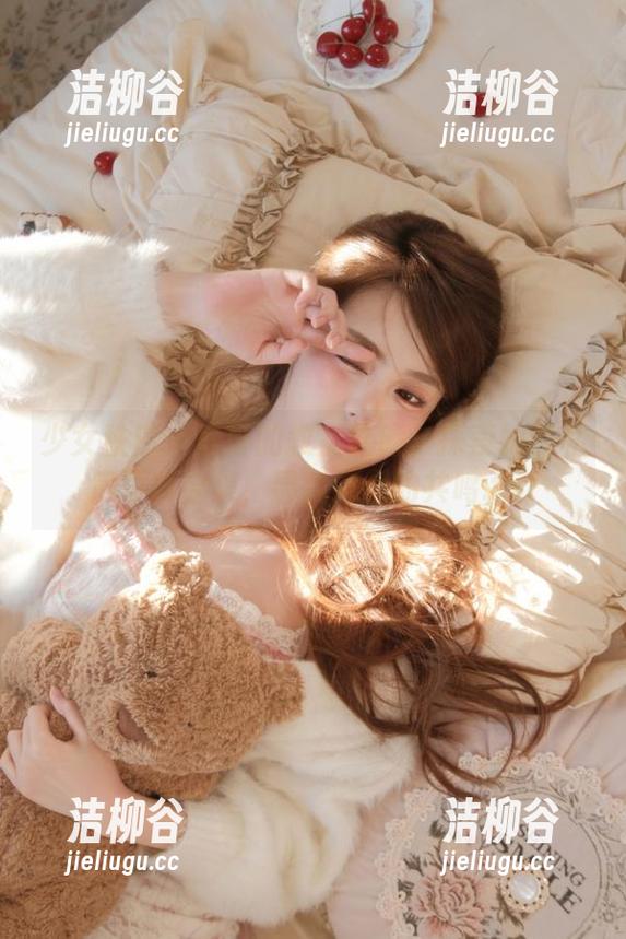 少女秩序 - 鹿可的教室之旅：探索她的私房写真合集，寻找内心的共鸣.txt