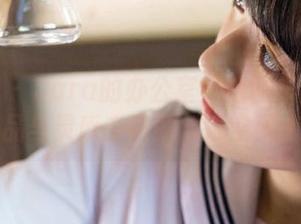 尤果网 - Sara的办公室风格图集：她的作品与灵感交织的创意空间.txt