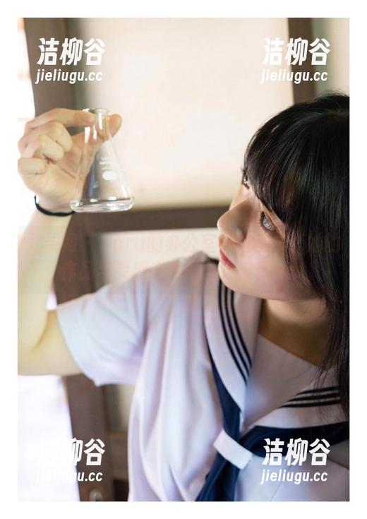 尤果网 - Sara的办公室风格图集：她的作品与灵感交织的创意空间.txt