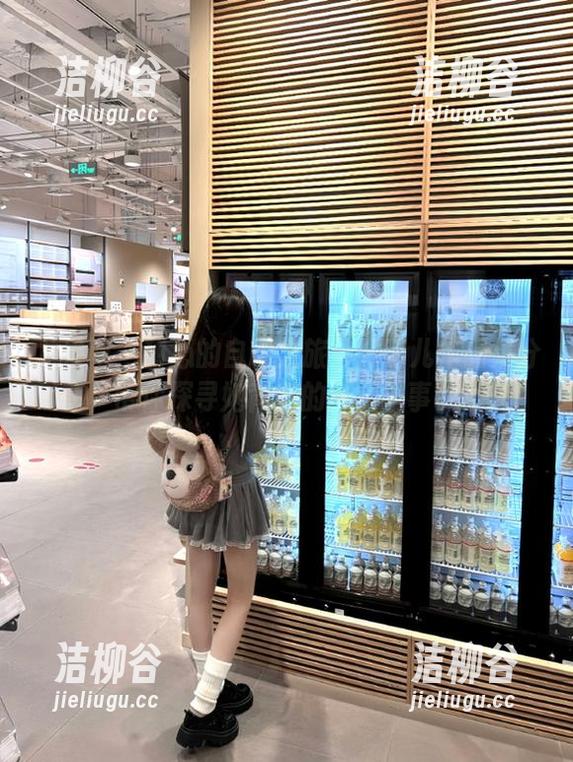 尤果网 - 甜心的自嘲之旅：尤菲儿作品集分享，带你探寻她背后的真实故事。.txt