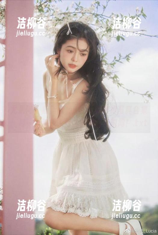 尤果网 - 最新欣杨Kitty连衣裙写真合集：每一张都是人间尤物的完美瞬间！.txt
