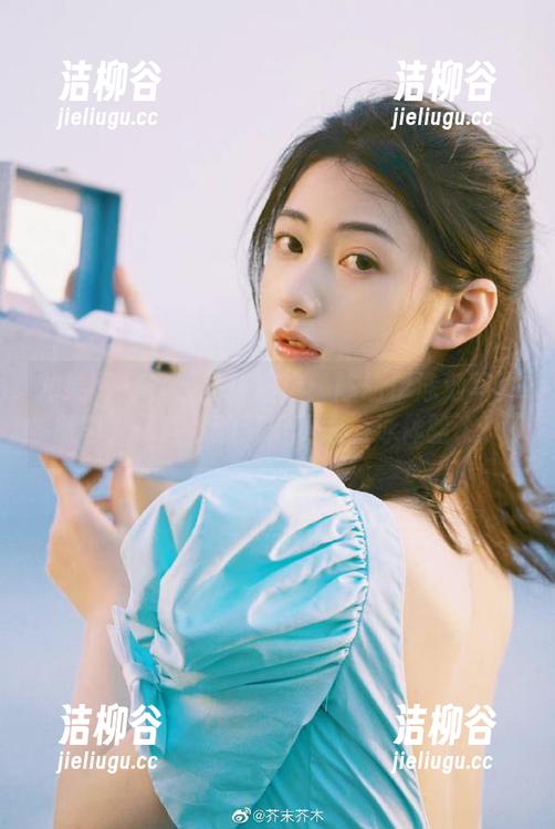 尤果网 - 在线图库精选：陈幼伊泳池写真原图，打造你的梦幻夏季游泳体验.txt