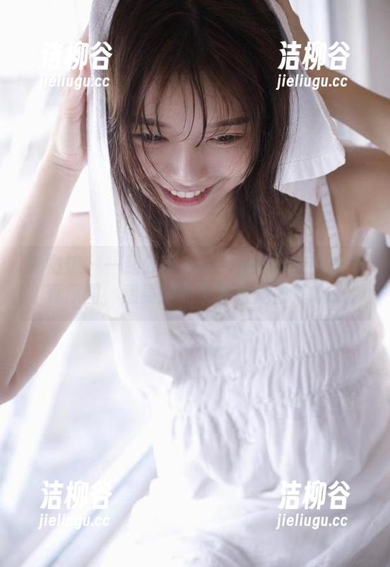 尤物馆 - 一起分享Amrita贞贞的毛衣写真原图，感受她的个性与魅力！.txt