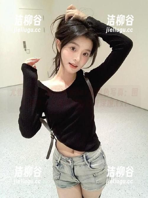 尤物馆 - 揭秘潘琳琳ber的黑色写真：图片里每一个细节都诉说着深邃.txt