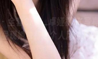 尤蜜荟 - 全套Cris_卓娅祺JK写真原图，呈现她独特的个人风格.txt