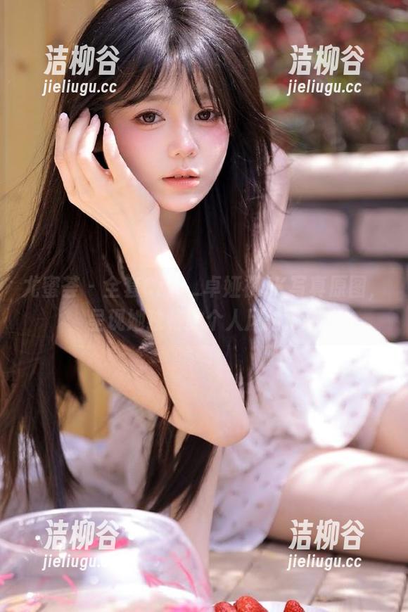 尤蜜荟 - 全套Cris_卓娅祺JK写真原图，呈现她独特的个人风格.txt