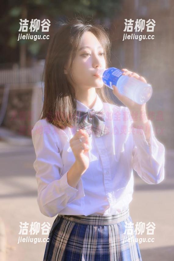 尤蜜荟 - 走进Emily尹菲的全套丝袜作品，感受她带来的视觉震撼与心灵共鸣！.txt