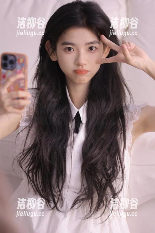 尤蜜荟 - 娜露优雅再现，免费获取典雅礼裙写真资源，丰富你的灵感.txt
