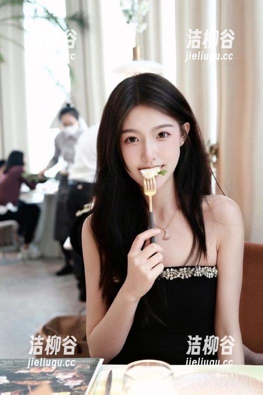 微密圈 - 每一张都是艺术，徐莉芝蓝色妖姬写真图包带你感受极致美感！.txt