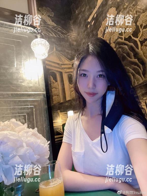 抖娘利世的自拍美学：从经典到现代，cos精选集带你领略风采！.txt