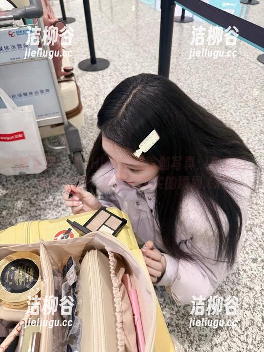 推女神 - AZHUA定制瑜伽写真：与你的身体对话，捕捉最真实的瞬间.txt