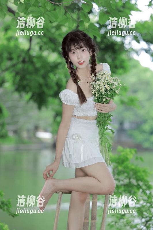 推女神 - 王乔恩Abby在夏日的高清原图，展露自然之美与活力四射的魅力.txt