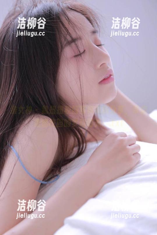 推女神 - 魏扭扭校园写真最新分享，带你走进校园的梦幻时光！.txt