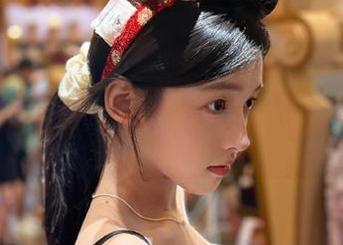 杨衣yangyi海边探秘：无圣光自然写真图片展现个性与风情.txt