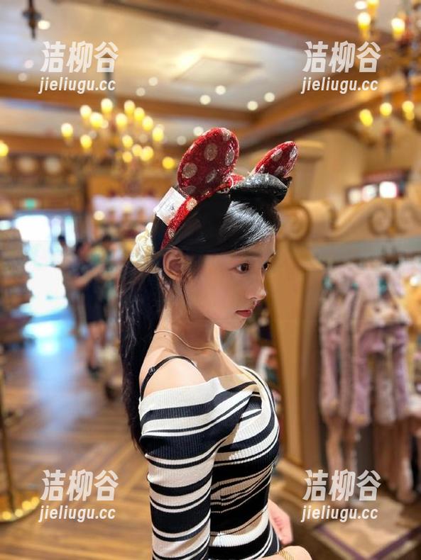 杨衣yangyi海边探秘：无圣光自然写真图片展现个性与风情.txt