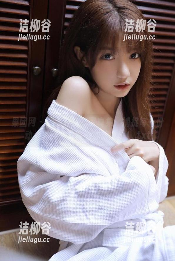 果团网-通灵儿 果团网 - 通灵儿红裙写真集:捕捉每一份动人的美,立即下载欣赏吧!.txt