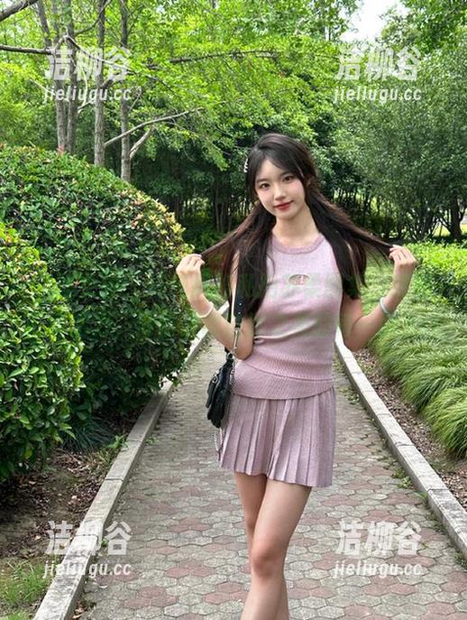 梦丝女神 - 清纯风格私拍苏柔图集，绽放青春活力，倾情展现自然之美的每一面.txt
