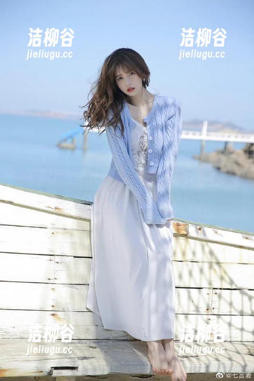 森萝财团 - Aika秘书写真合集：绝美图包，尽情领略职场魅力.txt