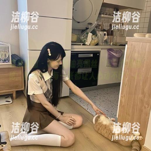 森萝财团 - 吸吸的油亮黑丝“绫”作品揭秘：图集中的每一张都让人心动不已！.txt