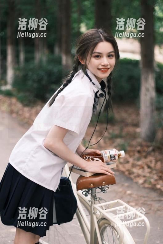 森萝财团 - 释放你的眼球，小满比基尼写真网盘下载，别错过这场视觉盛宴！.txt