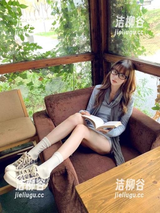 森萝财团最新力作：白丝足控系列美图，精美套图引发你的视觉盛宴.txt