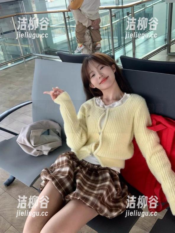 森萝财团操场上的白丝写真，原图中隐藏的神秘角落等你发现！.txt