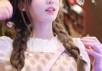 模特联盟 - 精致优雅又不失俏皮，李梓熙的JK写真作品引领潮流风尚.txt