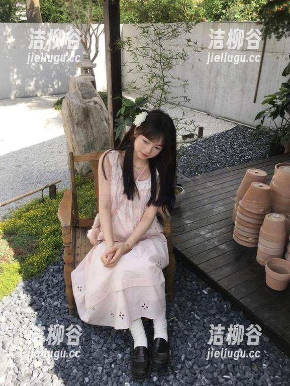 模范学院 - 精选优优办公室写真作品，福利来袭，沉浸在她的独特风格中！.txt