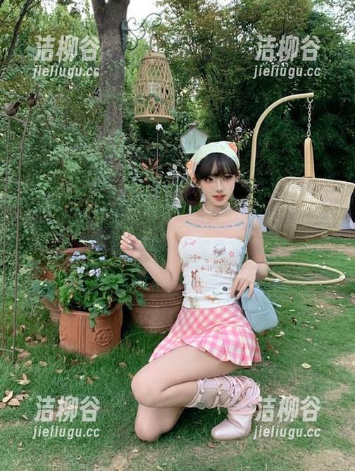 模范学院 - 走进卤蛋luna的校服世界：靓丽写真图集与心动合集.txt