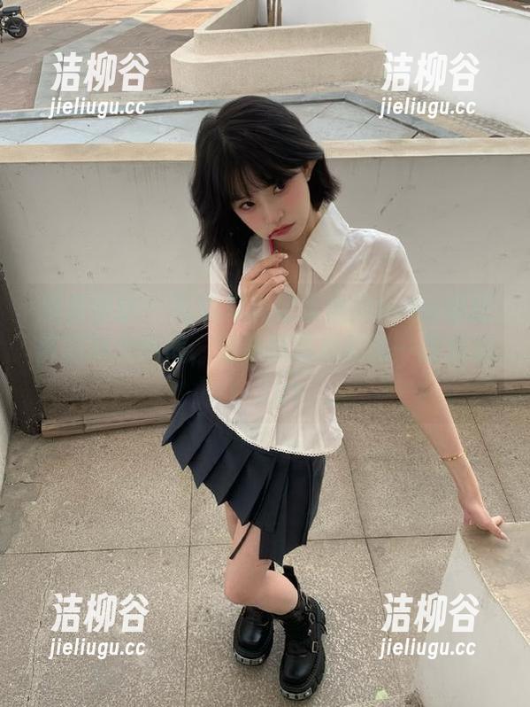 模范学院 - 高清写真记录妞妞koko穿短裤的魅力瞬间，轻松捕捉她的每一面精彩！.txt