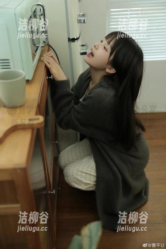 模范学院 - 柳侑绮Sevenbaby的办公室新写真，最新原图带你欣赏她如何演绎职场的多重魅力！.txt