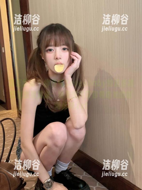 模范学院 - 柳侑绮Sevenbaby的连衣裙原图独家放送：绝美图片带你领略她的时尚品味.txt
