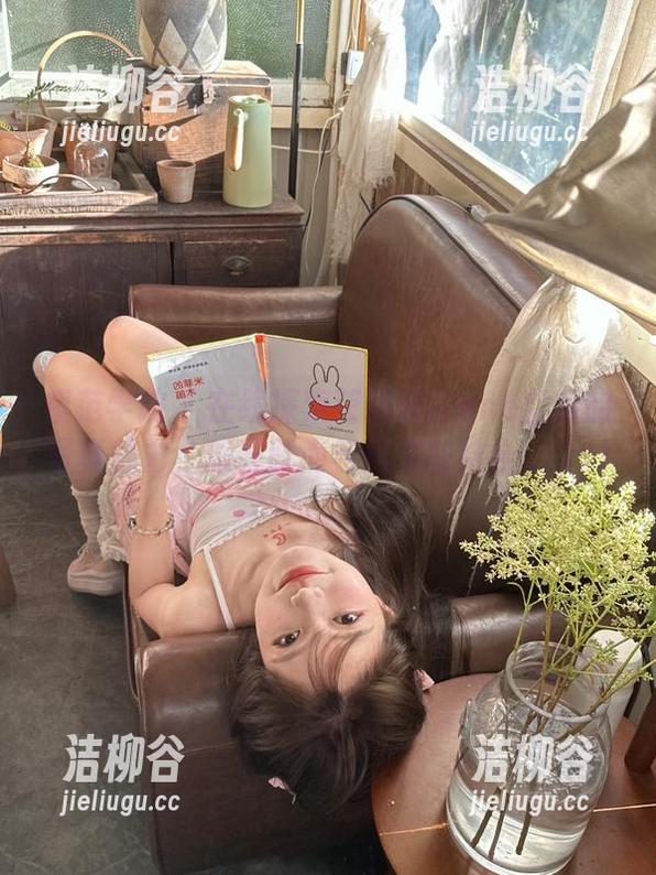 模范学院 - 在线探索萌琪琪Irene空姐的写真魅力，感受时尚与风采的结合。.txt