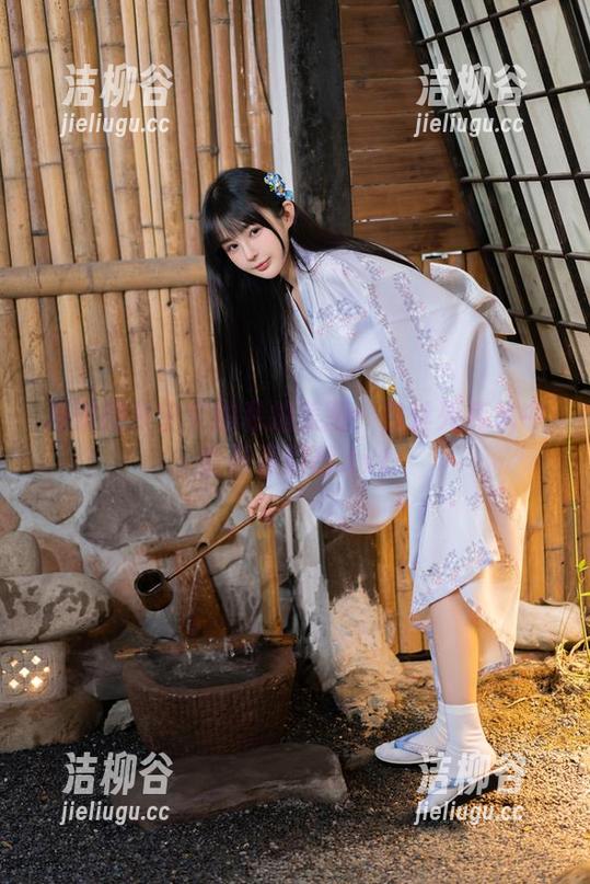 探索樱井宁宁的私拍美图：白丝死库水中的青春幻想.txt
