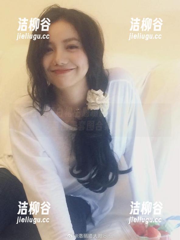 洛丽塔大哥白裙主题摄影：收录精选美图与精美套图合集.txt