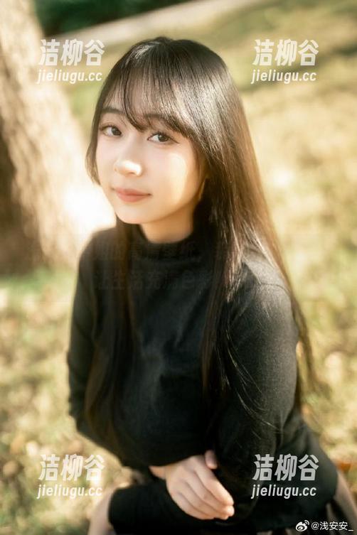 浅安安学姐的高清壁纸，装点你的桌面，让生活充满色彩！.txt