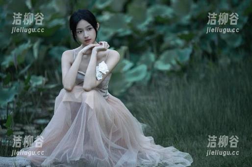 爱蜜社 - 别错过！SOLO-尹菲校服写真原图全新更新，青春气息扑面而来！.txt